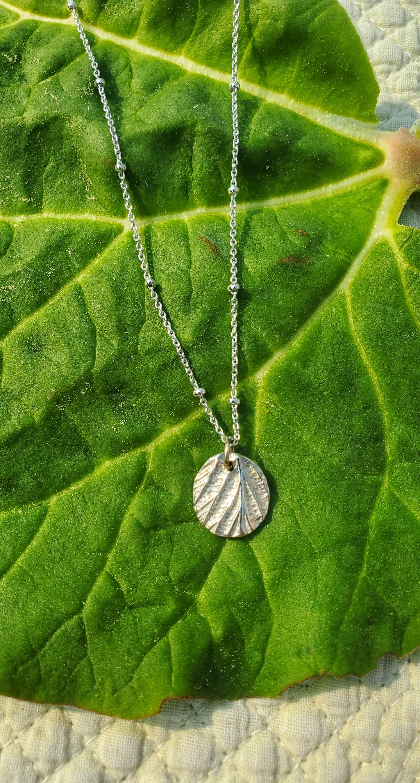 Petit médaillon feuille