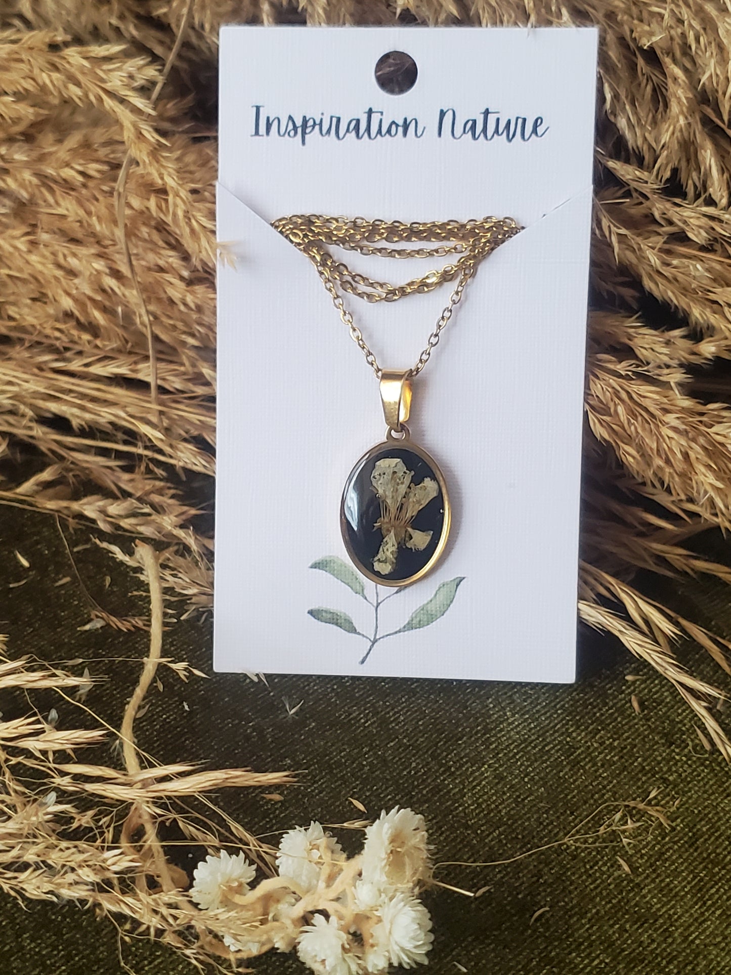 Chaine Fond noir et fleur blanche