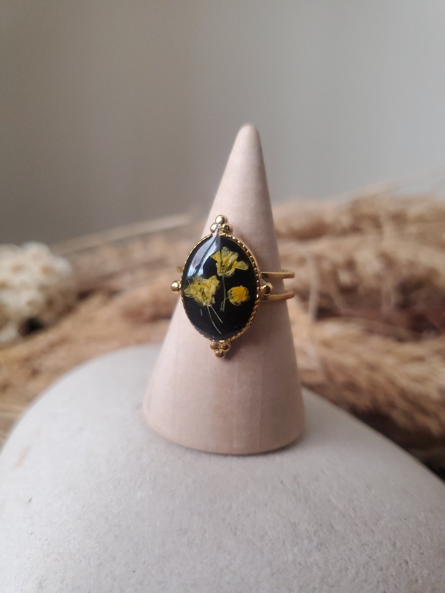 Bague fond noir, fleur jaune