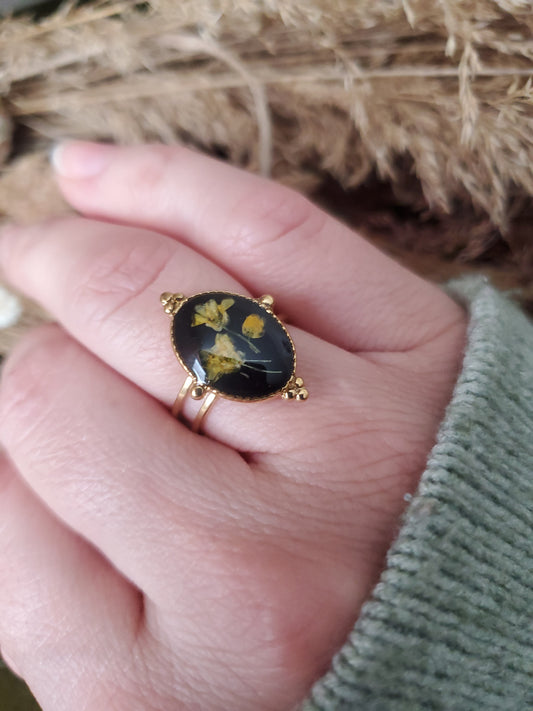 Bague fond noir, fleur jaune