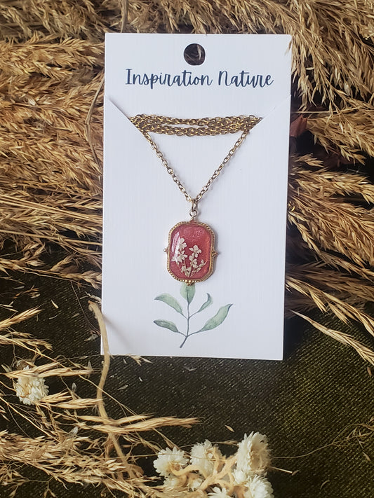 Chaine Rose et fleurs blanches