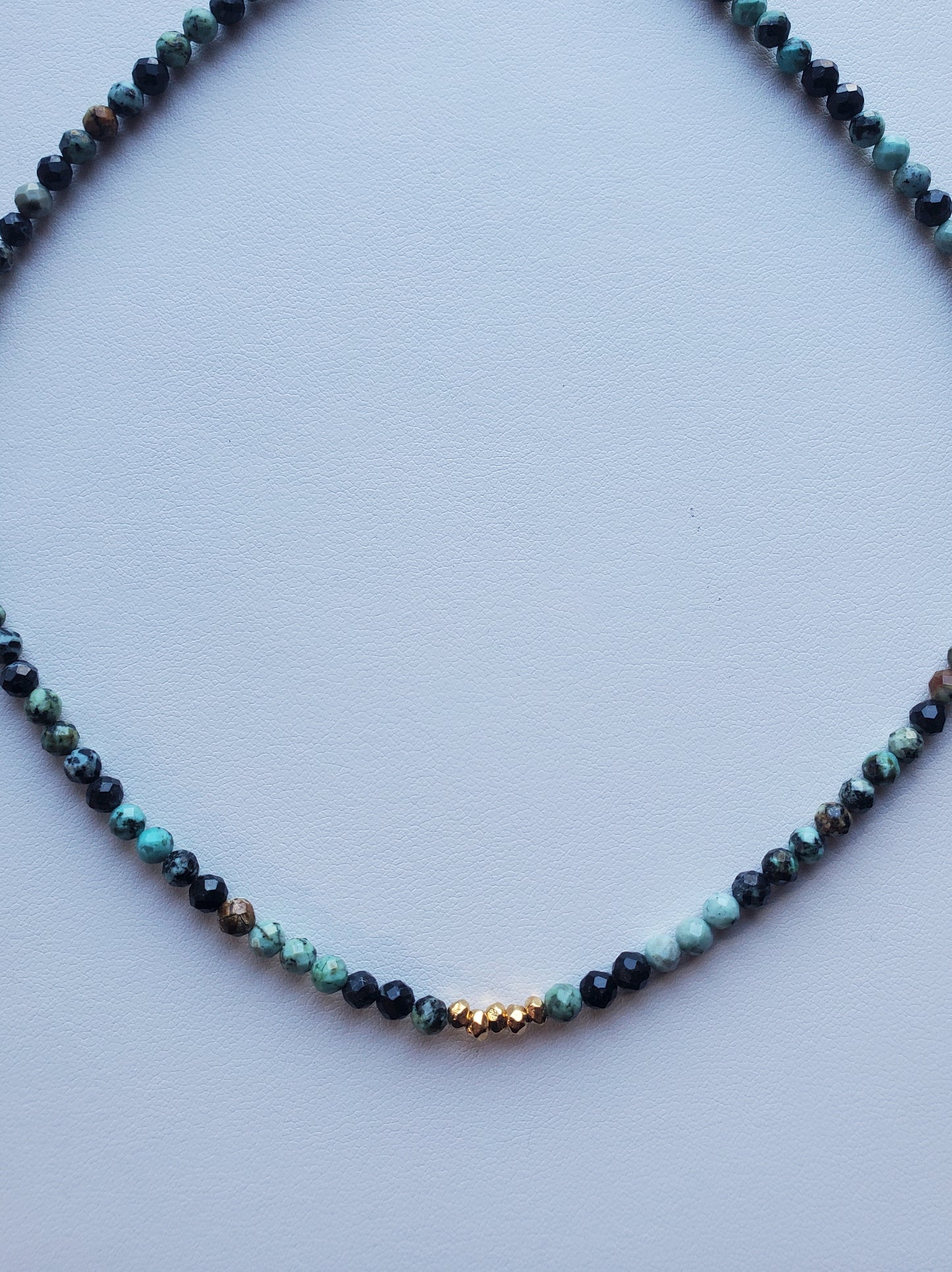 Pendentif Turquoise et Pépittes Dorées