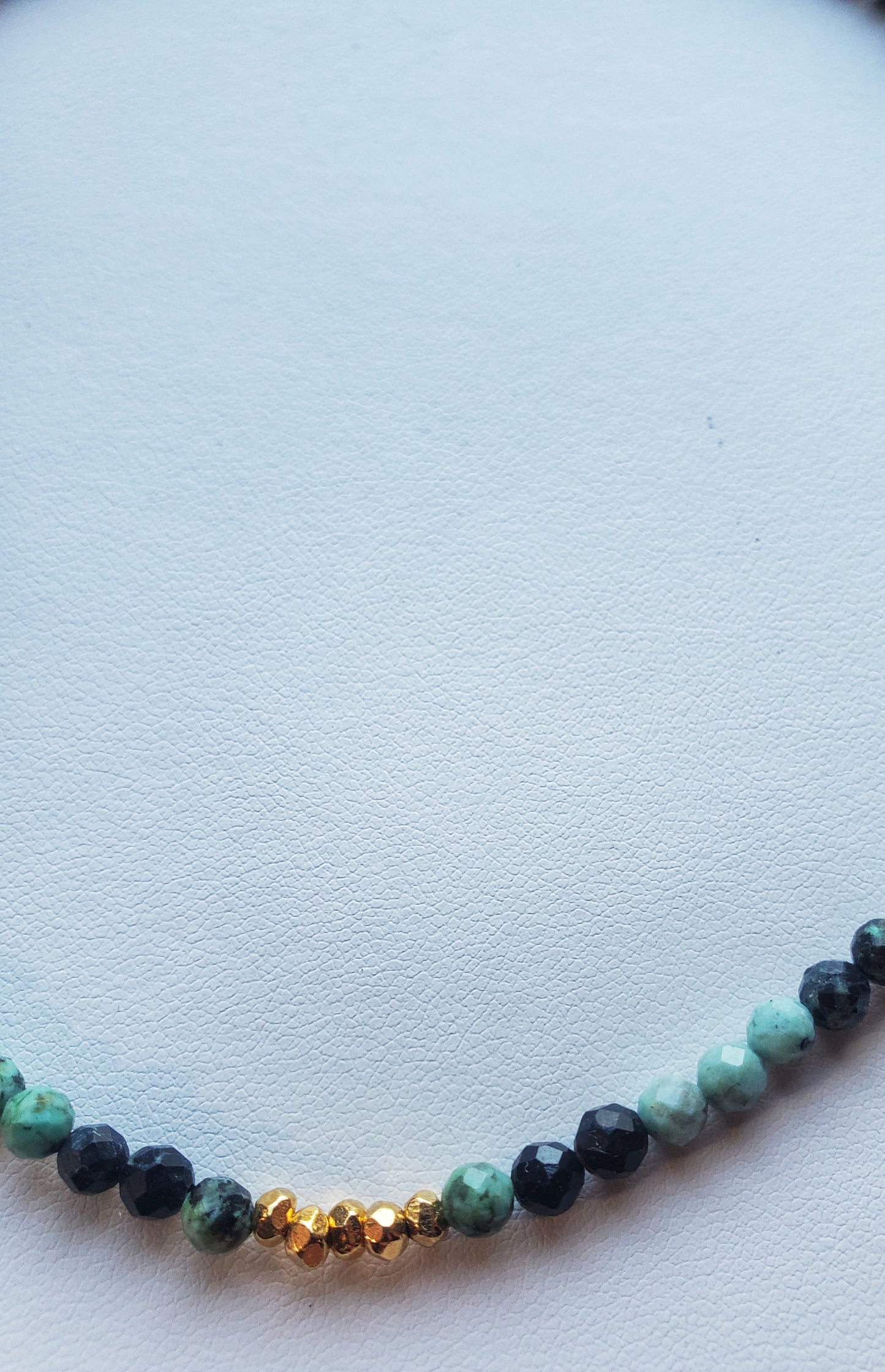 Pendentif Turquoise et Pépittes Dorées