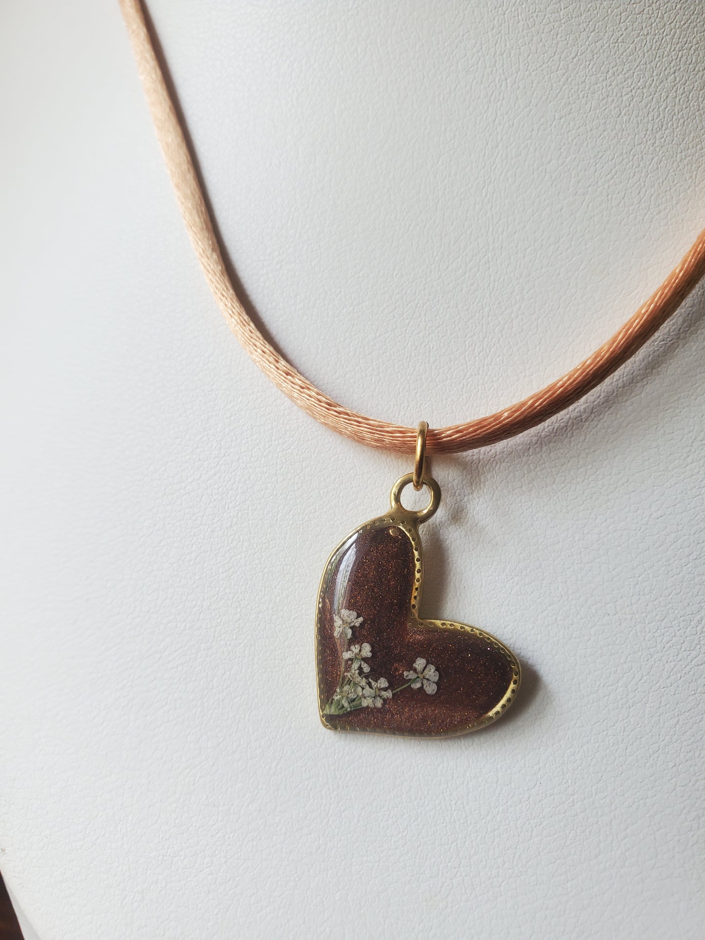 Fil de satin jaune ocre avec coeur