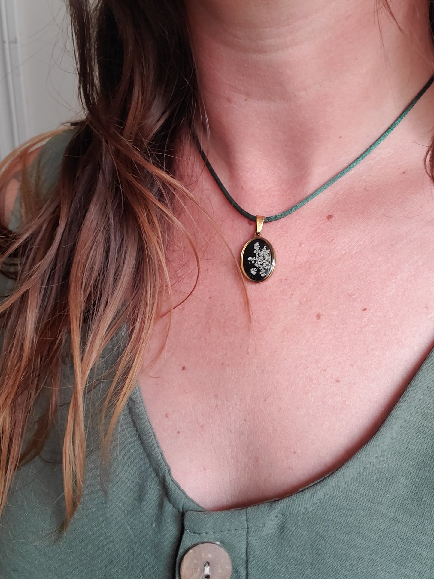 Fil de satin vert avec oval