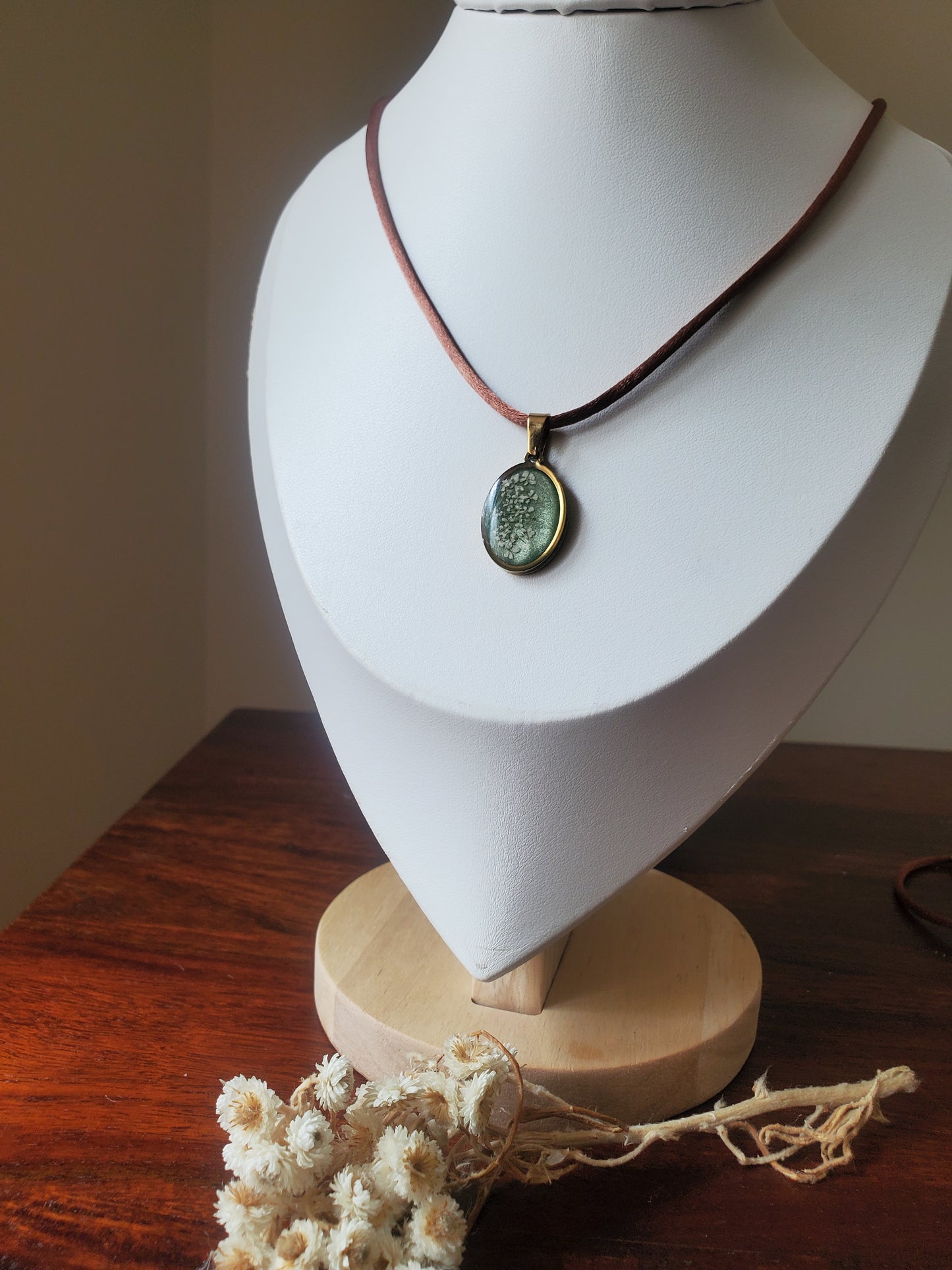Fil de satin brun avec oval