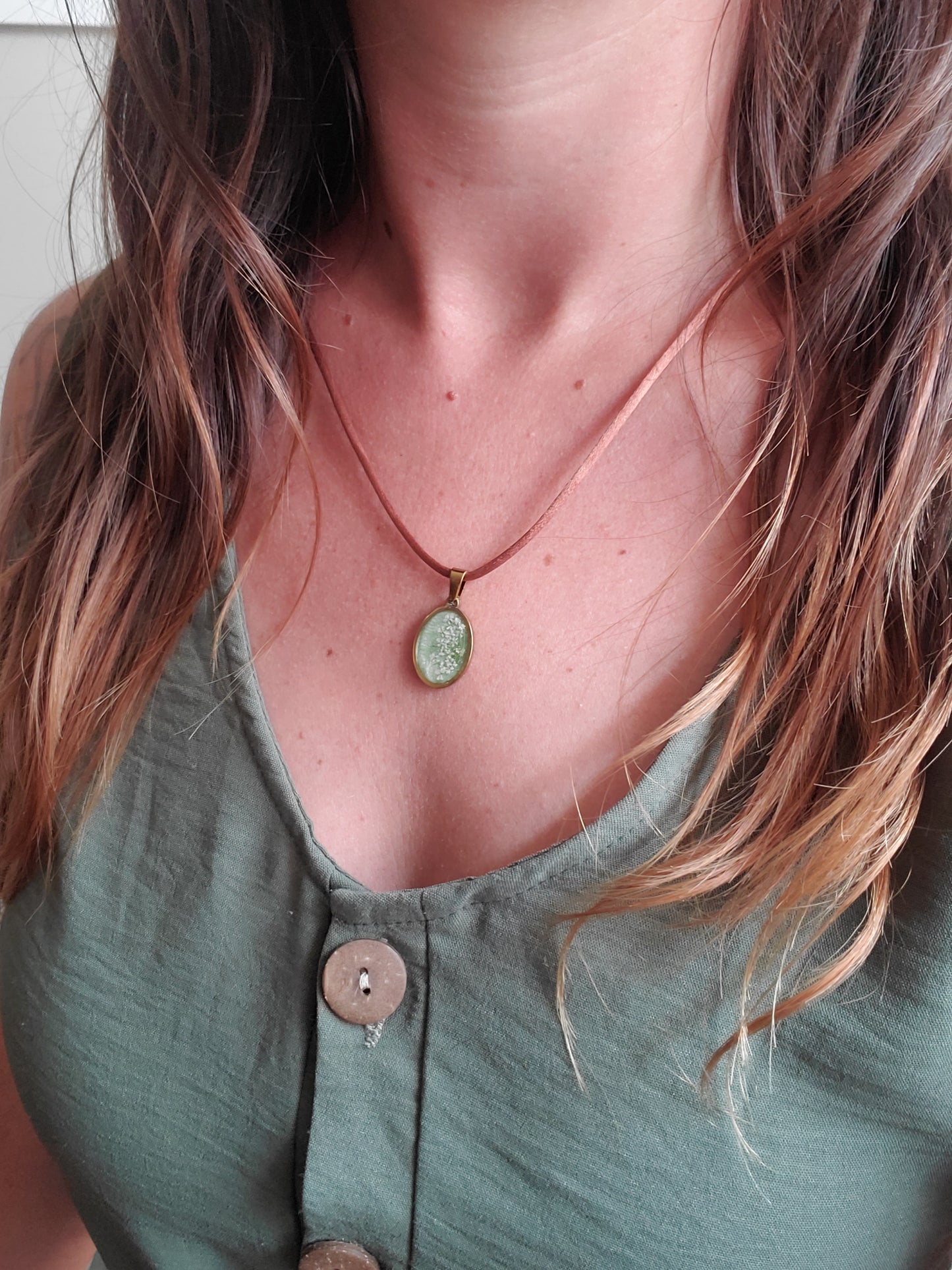 Fil de satin brun avec oval