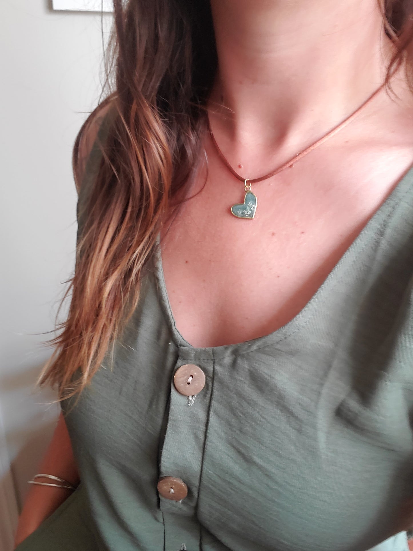 Fil de satin brun avec coeur